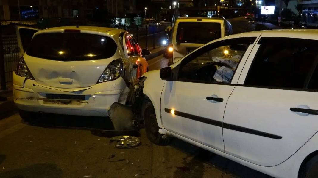 Antalya’da 6 Araç Birbirine Girdi! Kilitlenen Kavşak Trafiğe Kapandı 6